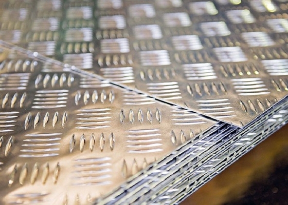 China 1050 H14-Aluminiumcontroleur Diamond Treadplates Raised Plates 1.5X1250X2500 leverancier