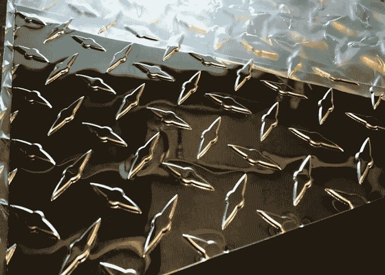 China 5086 de Plaatblad van Aluminiumdiamond tread plate aluminium checker voor Doorgangen leverancier